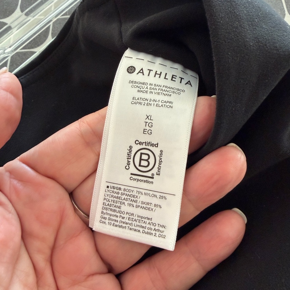 Athleta Elation 2-in-1 capri leggings - Picture 4 of 5